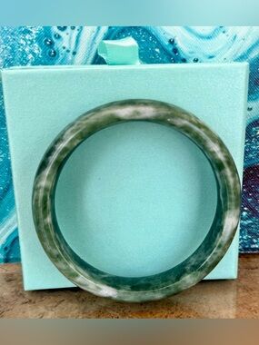 Natural Green Jade Bangle Bracelet_Certificate of Authority and Storage Case